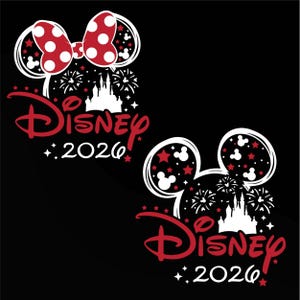 Puede incluir: Dos diseños temáticos de Disney sobre un fondo negro. Uno presenta un lazo rojo y blanco con lunares, orejas de Mickey Mouse, fuegos artificiales y el texto "Disney 2026" en rojo. El otro diseño tiene orejas de Mickey Mouse, estrellas, fuegos artificiales y el mismo texto.