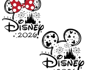 Puede incluir: Dos diseños temáticos de Disney sobre un fondo blanco. Uno presenta un lazo rojo con lunares blancos, orejas de Mickey Mouse, fuegos artificiales, un castillo y la palabra "Disney" con "2026". El otro diseño tiene orejas de Mickey Mouse, fuegos artificiales, un castillo y la palabra "Disney" con "2026".