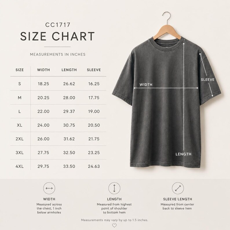 Pu&ograve; includere: Una t-shirt grigio antracite a maniche corte su una gruccia accanto a una tabella delle taglie etichettata CC1717. La tabella fornisce le misure di larghezza, lunghezza e manica in pollici per le taglie dalla S alla 4XL, con guide visive.