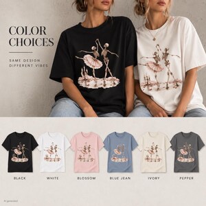 Pu&ograve; includere: Una collezione di t-shirt a maniche corte nei colori nero, bianco, blossom, blue jean, avorio e pepper. Ogni maglietta presenta una stampa grafica di due scheletri che ballano, uno dei quali indossa un tut&ugrave; rosa, circondati da candele accese.