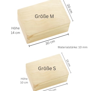 K&ouml;nnte beinhalten: Zwei unbehandelte Holzkisten, beschriftet mit "Gr&ouml;&szlig;e M" und "Gr&ouml;&szlig;e S". Die gr&ouml;&szlig;ere Kiste ist 30 cm lang, 20 cm breit und 14 cm hoch. Die kleinere Kiste ist 20 cm lang, 15 cm breit und 10 cm hoch. Materialst&auml;rke: 10 mm.
