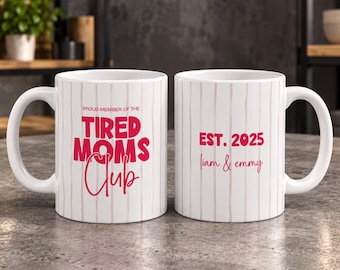Personalisierte Mama Tasse mit Wunschjahr und Kindernamen, Geschenk für Mama Kaffeetasse Muttertag Keramiktasse - Tired Moms Club
