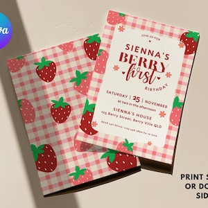 Könnte beinhalten: Zwei Einladungen zum Thema Erdbeere. Eine Einladung zeigt den Text "Siennas Berry First Birthday" und Veranstaltungsdetails. Die andere hat ein rosa Vichy-Muster mit Erdbeer-Illustrationen.