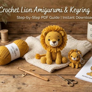 Puede incluir: Un león amigurumi de ganchillo y un llavero de león más pequeño, acompañados de un ovillo de lana dorada, un ganchillo de madera, tijeras y una guía PDF impresa titulada Lion Amigurumi. El texto dice Crochet Lion Amigurumi & Keyring Pattern.