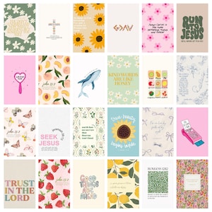 Könnte beinhalten: Eine Sammlung dekorativer Kunstdrucke mit verschiedenen Designs und inspirierenden Zitaten. Die Drucke zeigen florale Muster, Früchte, Sonnenblumen und religiöse Themen. Einige Drucke enthalten Texte wie "Kind Words Are Like Honey" und "Trust in the Lord".