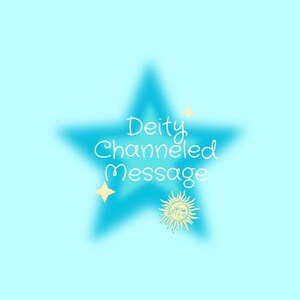 Peut inclure: Un fond bleu clair avec une étoile bleu foncé floue au centre. Le texte "Deity Channeled Message" est écrit en blanc. Deux petites étoiles jaunes à quatre branches et une icône de soleil jaune avec un visage sont placées sous le texte.