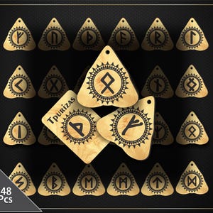 Puede incluir: Un conjunto de 48 colgantes de runas de madera, cada uno con un símbolo único y un diseño de sol. Los colgantes son triangulares con un agujero en la parte superior para colgar. La palabra "Tpurizas" está impresa en uno de ellos.