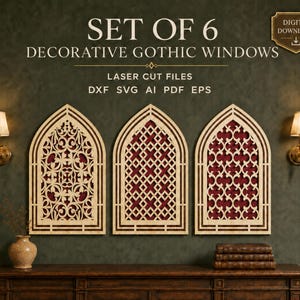 Pode incluir: Um conjunto de download digital de 6 arquivos de corte a laser para janelas góticas decorativas em formatos DXF, SVG, AI, PDF e EPS. A imagem exibe três molduras de janela de madeira arqueadas com padrões de treliça em uma parede verde.
