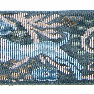 Puede incluir: Cinta tejida con un patr&oacute;n repetitivo de un animal azul claro, posiblemente un ciervo, entre elementos florales y foliares estilizados. El fondo es de color verde azulado oscuro, con acentos marrones y blancos.