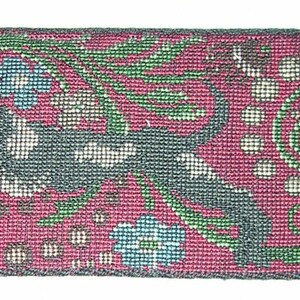 Puede incluir: Cinta tejida con un fondo burdeos y un patr&oacute;n repetido de animales estilizados, flores y follaje. El dise&ntilde;o incorpora tonos verdes, azules y marrones, creando una apariencia detallada y texturizada. Los bordes de la cinta est&aacute;n acabados con un borde oscuro.