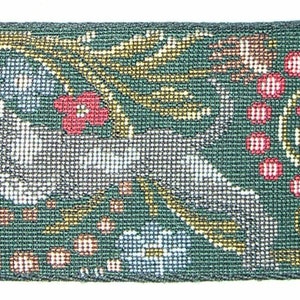 Puede incluir: Cinta tejida verde con un patr&oacute;n repetitivo de un animal blanco, bayas rojas y elementos florales. El dise&ntilde;o incluye detalles dorados y marrones, creando una apariencia detallada y texturizada. Adecuada para manualidades y proyectos decorativos.