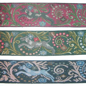 Puede incluir: Tres cintas decorativas tejidas con patrones repetidos. La cinta superior es de color burdeos con un dise&ntilde;o floral verde y azul. La cinta del medio es verde con un dise&ntilde;o floral y animal. La cinta inferior es azul oscuro con un dise&ntilde;o floral y animal.