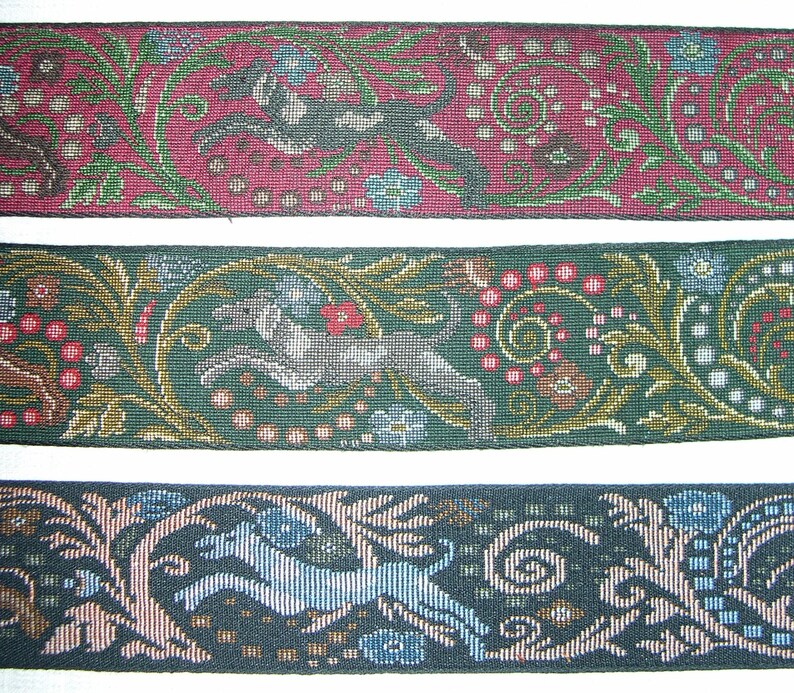 Puede incluir: Tres cintas decorativas tejidas con patrones repetidos. La cinta superior es de color burdeos con un dise&ntilde;o floral verde y azul. La cinta del medio es verde con un dise&ntilde;o floral y animal. La cinta inferior es azul oscuro con un dise&ntilde;o floral y animal.