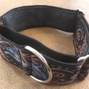 Puede incluir: Un collar negro para perros con un dise&ntilde;o estampado en tonos azules y melocot&oacute;n. El collar presenta un anillo en D y herrajes de metal plateado. El forro interior es negro. Dise&ntilde;ado para comodidad y estilo.