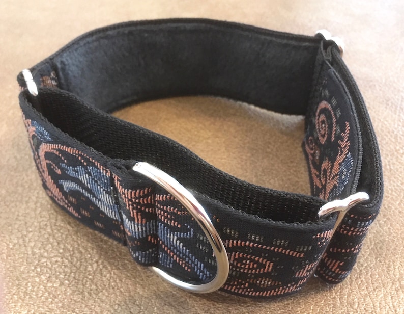 Puede incluir: Un collar negro para perros con un dise&ntilde;o estampado en tonos azules y melocot&oacute;n. El collar presenta un anillo en D y herrajes de metal plateado. El forro interior es negro. Dise&ntilde;ado para comodidad y estilo.
