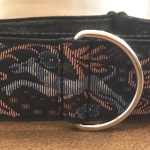 Puede incluir: Collar negro para perros con un patr&oacute;n floral decorativo en melocot&oacute;n y azul. El collar tiene un anillo en D y hebillas ajustables de metal plateado. Dise&ntilde;ado para perros.