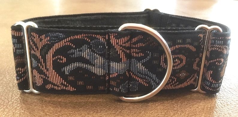 Puede incluir: Collar negro para perros con un patr&oacute;n floral decorativo en melocot&oacute;n y azul. El collar tiene un anillo en D y hebillas ajustables de metal plateado. Dise&ntilde;ado para perros.