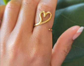 Anillo de corazón chapado en oro de 18 quilates, anillo minimalista ajustable apilable, regalo para ella, regalo para mamá.