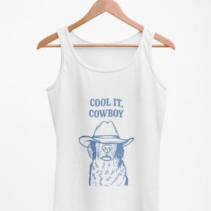 Cool It Cowboy-tanktop met hond in hoed, grappig grafisch racerbackshirt voor dames, leuke zomerfestivaltop, trendy western-T-shirt