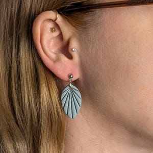 Leaf-shaped drop earrings in matte eucalyptus green | Lightweight pastel green statement earrings made of polymer with stainless steel posts | Gift idea