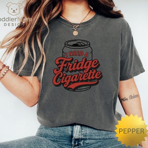 Koelkast sigaret uniseks T-shirt, grappig shirt frisdrank fans, Coke A Cola en Dr Pepper humor, Take The Edge Off, koelkast sigaret humor, cadeau voor haar