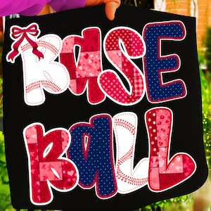 Puede incluir: Cartel negro con la palabra "BASEBALL" en letras de patchwork. Las letras son rojas, blancas y azules con costuras de béisbol y un lazo decorativo. El fondo es negro.