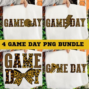 Peut inclure: Quatre sacs fourre-tout blancs présentent des motifs "Game Day" différents. Le texte et les graphiques sont en imprimé léopard et or. Les motifs comprennent un casque de football, un éclair, un nœud et un mégaphone. Le texte "4 GAME DAY PNG BUNDLE" est dans une bannière dorée.