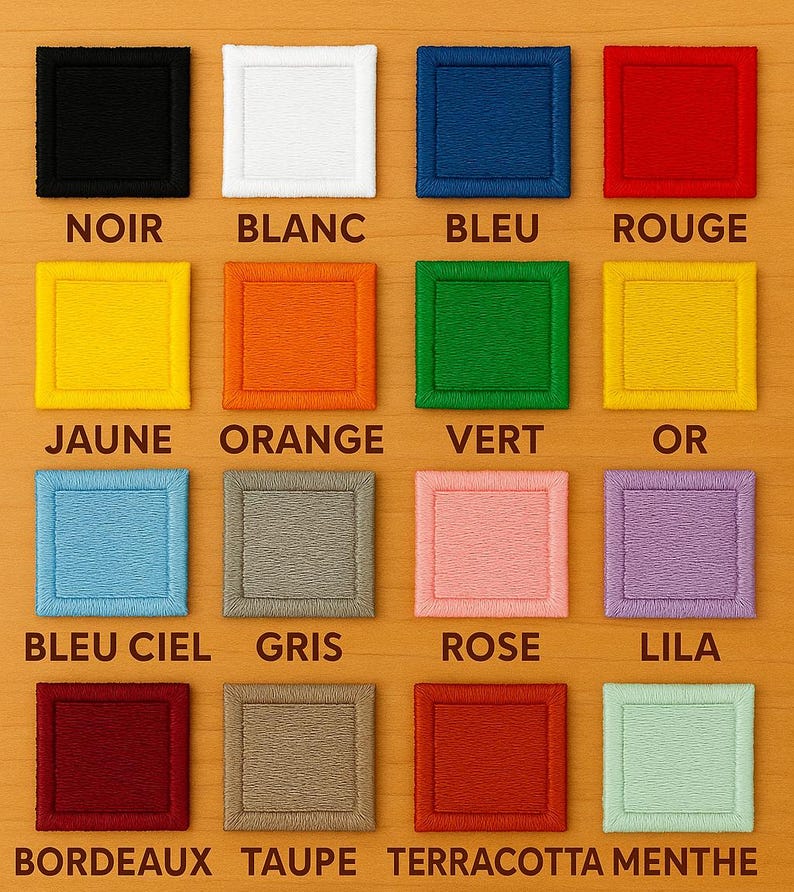 Może przedstawiać: Kolekcja kwadratowych podkładek w r&oacute;żnych kolorach, w tym czarnym, białym, niebieskim, czerwonym, ż&oacute;łtym, pomarańczowym, zielonym, złotym, błękitnym, szarym, r&oacute;żowym i fioletowym. Każda podkładka ma wyszywaną obw&oacute;dkę i etykietę z nazwą koloru.