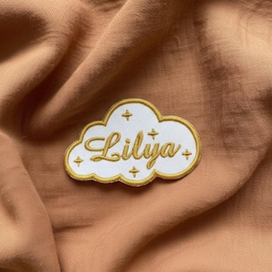Geborduurd wolkje naampatch – Gepersonaliseerde strijkpatch voor baby's – Geborduurde naam voor knuffel, tas of kinderkleding