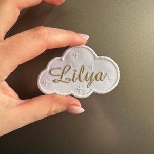 Écusson nuage brodé de 7 cm, taille idéale pour personnaliser un gilet de naissance ou un sac à dos enfant.