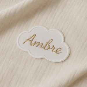 Patch prénom brodé nuage – Écusson thermocollant personnalisé bébé – Nom brodé pour doudou, sac ou vêtement enfant