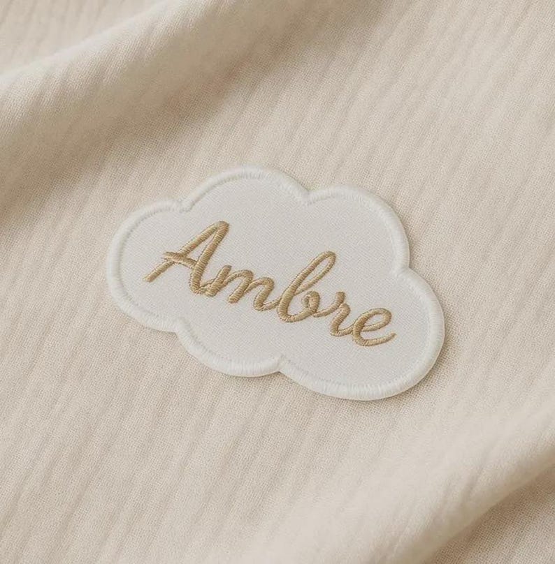 Naszywka z haftowanym imieniem chmurki – spersonalizowana naszywka do prasowania dla dziecka – haftowane imię na pluszowej zabawce, torbie lub ubranku dziecka zdjęcie 1