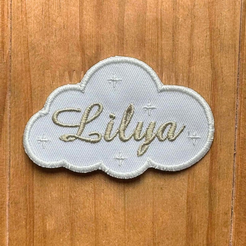 Patch nuage personnalisé avec prénom brodé pour bébé, écusson blanc et gris fait main par Le Point Final.