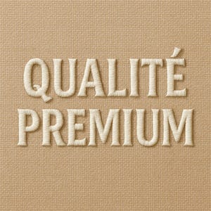 Może przedstawiać: Beżowe, teksturowane tło z wyhaftowanymi słowami "QUALITE PREMIUM" kremową nicią. Tekst jest w kroju pisma szeryfowego, co daje elegancki i wysokiej jakości efekt.