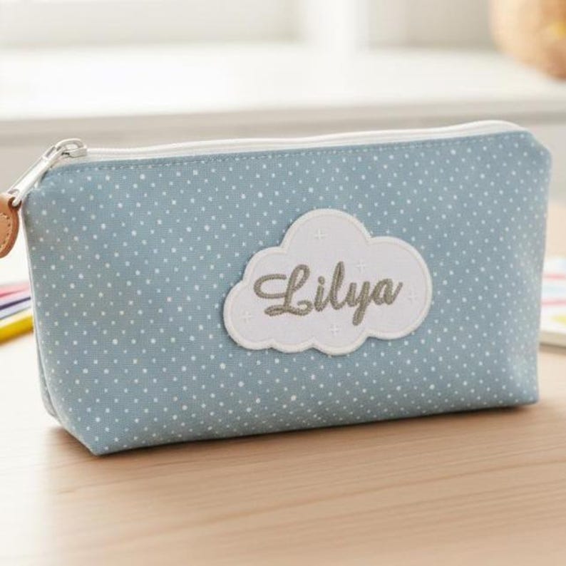 Customisation trousse avec écusson prénom brodé, accessoire de rentrée scolaire personnalisé.