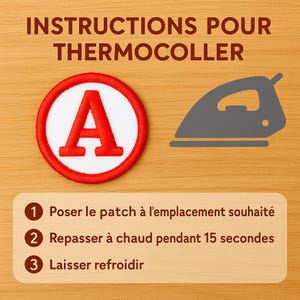 Może przedstawiać: Czerwono-biała haftowana naszywka z literą "A" pośrodku. Obraz zawiera r&oacute;wnież szare żelazko i instrukcje w języku francuskim: "INSTRUCTIONS POUR THERMOCOLLER". Instrukcje to: 1. Umieść naszywkę, 2. Prasuj przez 15 sekund, 3. Pozw&oacute;l ostygnąć.