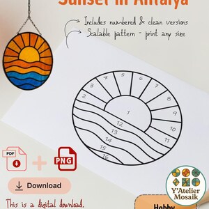 Könnte beinhalten: Digitaler Download mit einem Glasmalereimuster eines Sonnenuntergangs über dem Meer, mit dem Text "Sunset in Antalya". Enthält nummerierte und saubere Versionen, skalierbar auf jede Größe. Das Bild enthält auch PDF- und PNG-Dateisymbole.