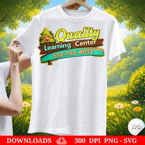 Könnte beinhalten: Weißes T-Shirt mit einem farbenfrohen Grafikdesign für ein Lernzentrum. Das Design enthält die Wörter "Quality Learning Center" in Gelb und Braun, ein türkisfarbenes Banner mit einer Telefonnummer und eine kleine Hausillustration. Das T-Shirt wird auf einem Kleiderbügel präsentiert.