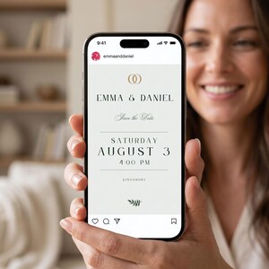 Pode incluir: Um smartphone exibe um convite de casamento. O convite apresenta os nomes "EMMA & DANIEL", "Save the Date" e a data "3 DE AGOSTO, 16:00". O design inclui detalhes dourados e um elemento floral.