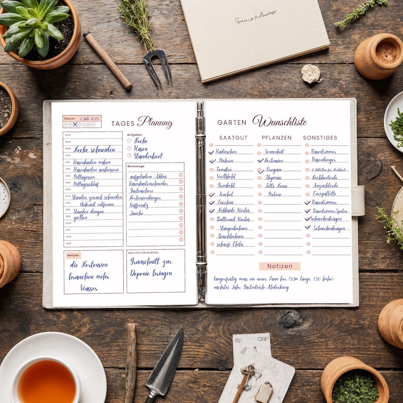 Puede incluir: Un planificador abierto con notas manuscritas y listas de verificaci&oacute;n sobre una mesa de madera r&uacute;stica. El planificador incluye secciones para tareas diarias y una lista de deseos de jard&iacute;n. Herramientas de jardiner&iacute;a, macetas peque&ntilde;as y una taza de t&eacute; rodean el planificador.