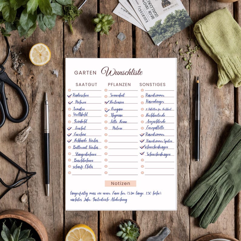 Puede incluir: Una lista de deseos de jard&iacute;n en alem&aacute;n sobre papel blanco, con bol&iacute;grafos, tijeras y guantes de jardiner&iacute;a sobre una superficie de madera. La lista est&aacute; dividida en secciones para semillas, plantas y otros art&iacute;culos.