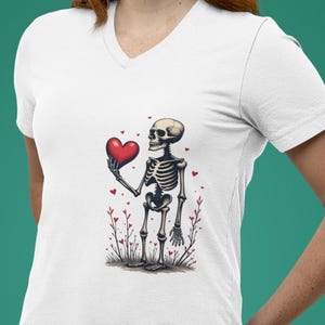 スケルトンハートVネックTシャツ：ゴシックバレンタインデーシャツ