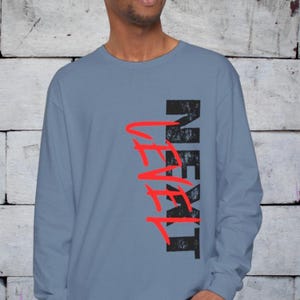 NEXT LEVEL Langarm - Rebel Script Vertikales Grafik-T-Shirt - Komfortfarben Streetwear