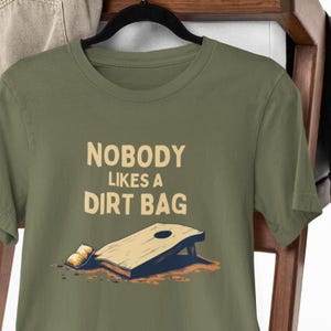 Niemand mag eine Dirt Bag | Lustiges Cornhole Shirt | Spiel Tag T-Shirt | Sitzsack Toss Shirt
