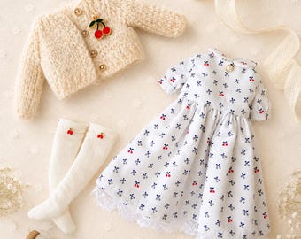 Completo per bambola fatto a mano / Vestito in cotone con stampa di ciliegie, cardigan in maglia soffice, spilla a forma di ciliegia, calzini