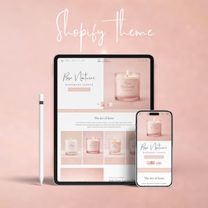 Op de afbeelding: Een digitale mockup van een Shopify-thema, met een website-ontwerp voor handgemaakte kaarsen. Het ontwerp wordt weergegeven op een tablet en een smartphone, met een witte stylus. Het thema heeft een zachtroze kleurenpalet en de tekst "Rose Nocturne".