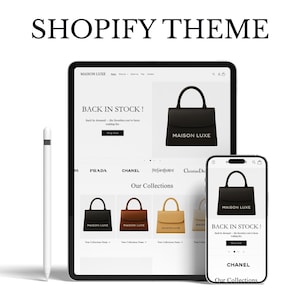 Può includere: Una presentazione digitale di un tema Shopify, che mostra un marchio di borse di lusso. L'immagine presenta un tablet e uno smartphone che mostrano il design del sito Web, con il testo "SHOPIFY THEME" in alto. Il sito Web mostra borse e il testo "BACK IN STOCK!"