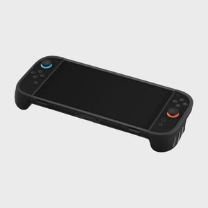 Peut inclure: Une console de jeu portable noire avec un grand écran et des commandes intégrées. La console présente un joystick bleu à gauche et un joystick orange à droite, ainsi que divers boutons et ports.