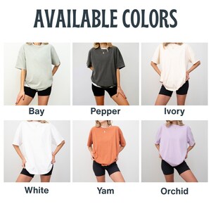 Puede incluir: Imagen que muestra seis camisetas de gran tama&ntilde;o en varios colores: Bay, Pepper, Ivory, White, Yam y Orchid. El texto "AVAILABLE COLORS" est&aacute; en la parte superior. Cada camiseta se combina con pantalones cortos negros.