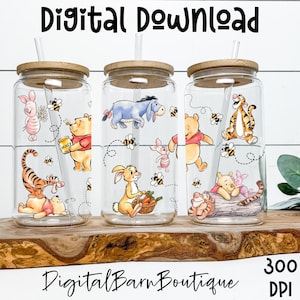 Può includere: Tre bicchieri di vetro con coperchi in bambù e cannucce, ciascuno decorato con personaggi dei cartoni animati e api. I bicchieri presentano illustrazioni di Winnie the Pooh, Piglet, Tigger, Eeyore e Rabbit. Il testo in alto recita "Digital Download" e in basso "Digital Barn Boutique".